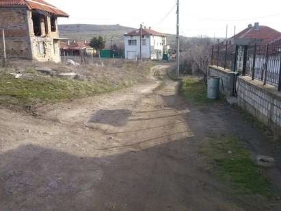 Кратерите на пътя между Извор и Зидарово не плашат само лебедите