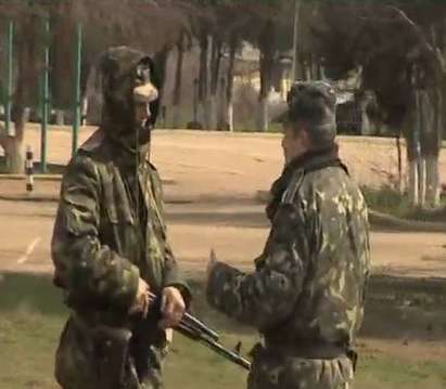 Въоръжени мъже блокираха входа на военна база в Севастопол, Киев иска $80 млрд. от Москва