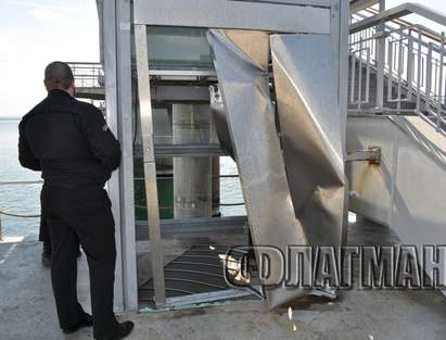 Бесни гамени вилняха на Моста в Бургас, потрошиха асансьора за хора с увреждания (СНИМКИ)