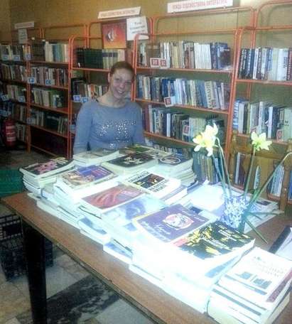 Младежите от ГЕРБ в Приморско дариха книги на читалището в с. Ясна поляна