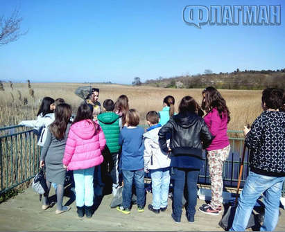 Децата от частно основно училище „Бургас” наблюдаваха птичките в езерото „Вая”