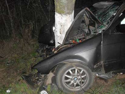 Челен удар в дърво прати четирима в болница, пиян и неправоспособен помориец шофирал БМВ-то (СНИМКИ)