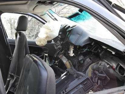 Тежка катастрофа по пътя за Поморие, кола се вряза в дърво