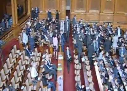 Парламентът заседава извънредно заради кредитите и Сметната палата