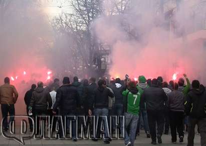 150 ултраси запалиха факли в центъра на Бургас, за да спрат безобразията във футбола (ВИДЕО)