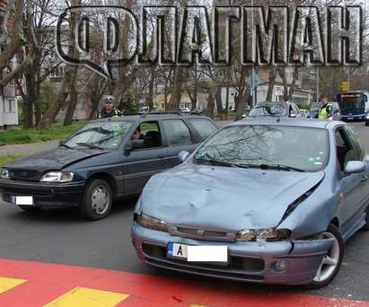 Три коли се нанизаха във верижна катастрофа до хотел „Космос” в Бургас (СНИМКИ)