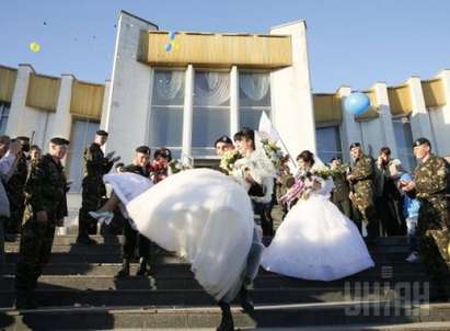 Матроси вдигнаха групова сватба в Киев