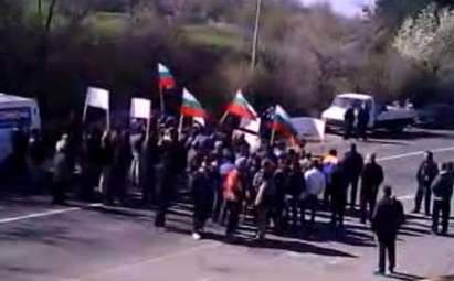 Протестиращи блокират пътища заради спирането на устройствения план на Царево