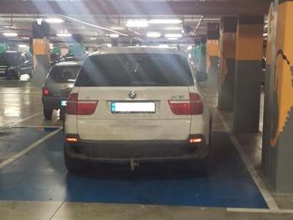 Тарикати паркират автомобилите си на местата за инвалиди в Бургас?