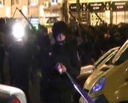 Стрелба в Киев, въоръжени мъже се барикадираха в тоалетната на ресторант „Мафия“