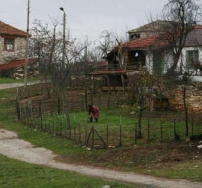 Абсурд по български! Село остана с 3-ма жители, но 4 организации