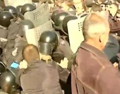 Бой в Украйна, протестиращи се барикадираха в правителствени сгради