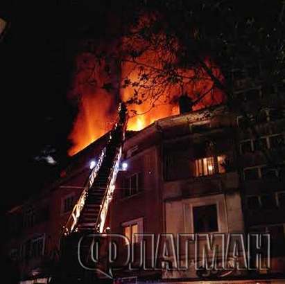 Над 300 кв/м изгоряха над кафе "Малибу", разследват дали пожарът е умишлен