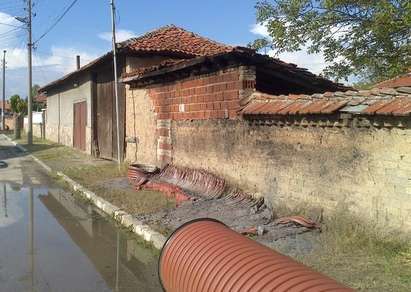Къща едва не изгоря, а пожарникарите били безпомощни, защото пътят е разкопан