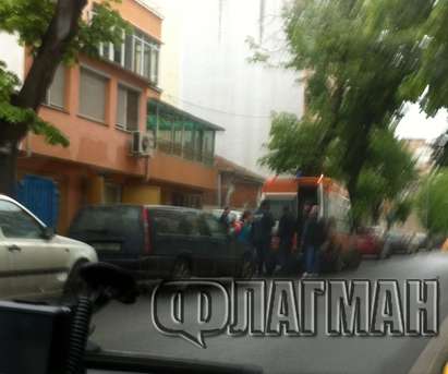 Екшън в центъра на Бургас! Психичноболна се барикадира, полицаи и сотаджии я извеждат