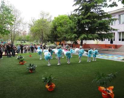 Футболистите от „Звездичка” дариха нова площадка да малчуганите в Бургас