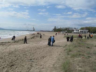 Централният плаж в Бургас светна, депутат, областен управител, десетки служители изчистиха боклука