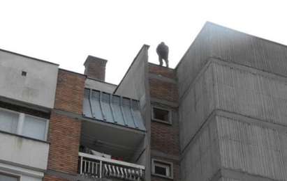 Гол от кръста надолу мъж скочи от блок в Пазарджик