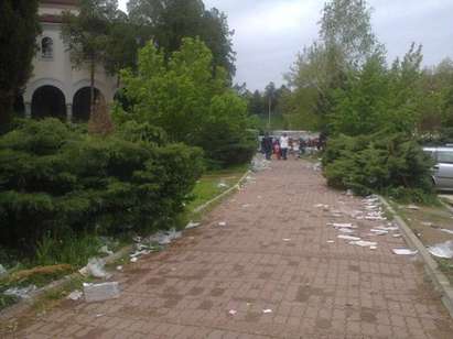 Роми спят по пейки и в храсти, хвърлят боклуците си пред църква