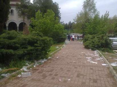 Роми спят по пейки и в храсти, хвърлят боклуците си пред църква