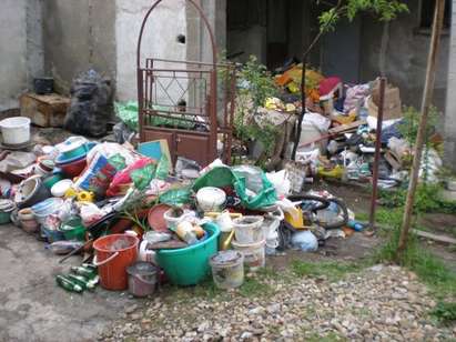 Дете се разболя от дизентерия заради боклуци пред жилищен блок