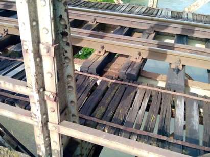 Вандали трошат парапетите на мост, някой може да падне или под влака, или в Янтра