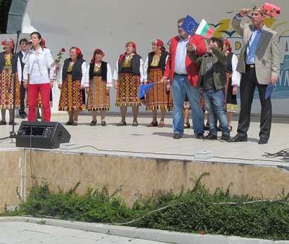 БСП-Бургас празнува с рози и фолклорни танци Първи май в Морската градина (снимки)