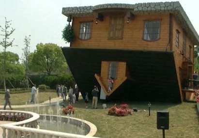 Къща, обърната обратно, е новата атракция в Шанхай