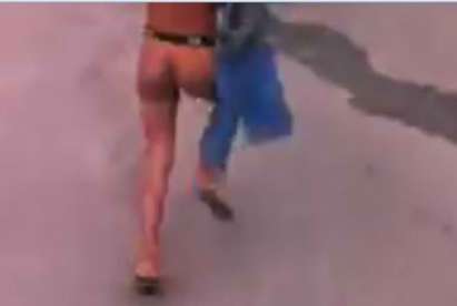 Прелюбодеец тича по голо дупе по улицата, след шут от измамения съпруг /ВИДЕО/