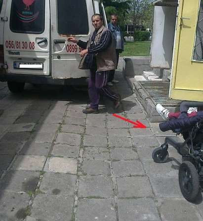 Нагли работници избутаха количка с болно дете, за да паркират на тротоара в бургаския ж.к. „Славейков”