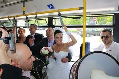 Младоженци нахлуха в автобус 211 в бургаския ж. к. Меден рудник, контрола веднага ги таксува
