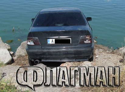 Вадят мистериозно потънала кола от езерото Вая край Бургас