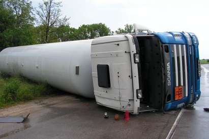 Наглост! Турска цистерна оставя 38-метрова локва с гориво по магистрала „Тракия” след катастрофа, шофьорът бяга