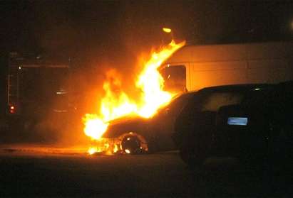 Запалиха микробуса на софиянец в Созопол, изгоряха три коли