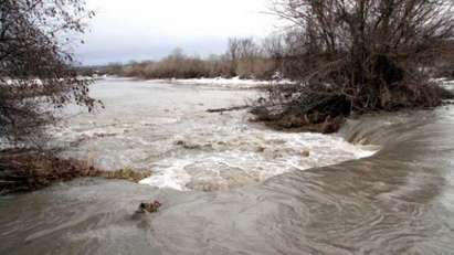 Река Стряма скъса дига! Спасиха село Трилистник от потоп