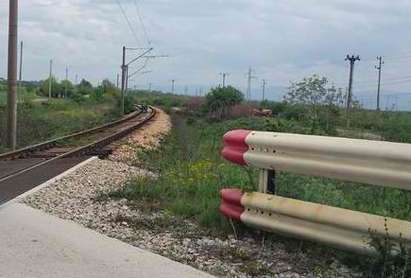 Пастир сяда на железопътната линия, за да си пасе кравите