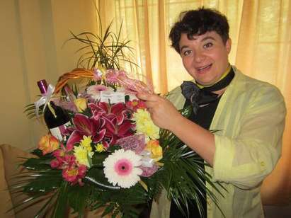 Огромни кошници с цветя и роман от Стивън Кинг за ЧРД на гласа на бургаската полиция Цвети Рандева