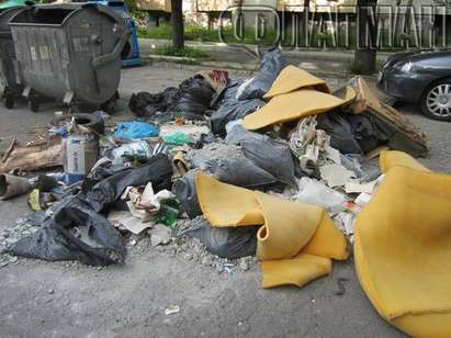 Бургазлия превърна в сметище паркинг в ж. к. Братя Миладинови, натрупа купища смрадливи отпадъци (СНИМКИ)