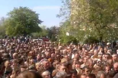 Вижте как хиляди украинци тръгнаха да гласуват на референдума в Луганск (ВИДЕО)
