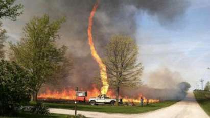 Снимка на огнено торнадо взриви Интернет