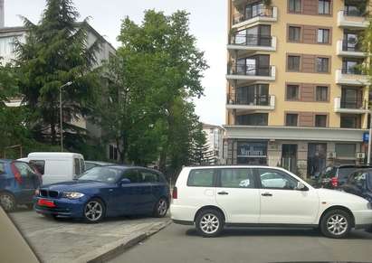Хаос в паркирането – коли наблъскани като сардели на паркинга до хотел „Аква“