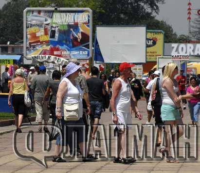 Бордът на ГЕРБ в Слънчев бряг АД раздава ударно сергии и билбордове незаконно, предупредиха от АП