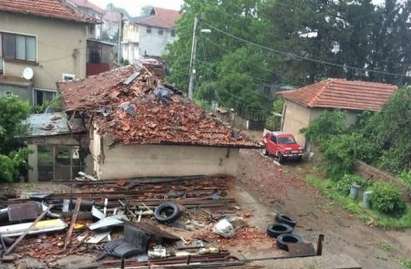 Ураган вилнее в страната, изкоренява дървета, изчезна жена