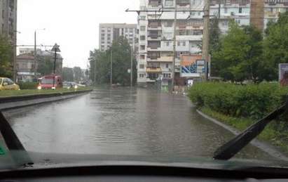 Реки потекоха по русенските улици, носят блокове асфалт с диаметър около 3 метра