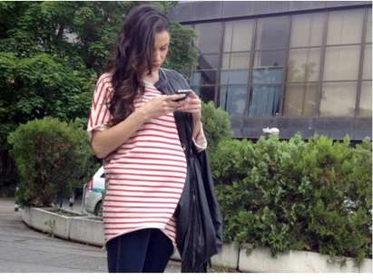 Вижте първи снимки на бременната Диляна Попова с огромен корем