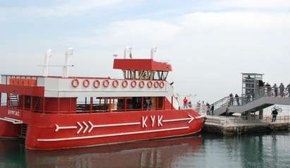 Корабът „Кук” с три курса до Острова през слънчевия уикенд, тръгва от Пристанището
