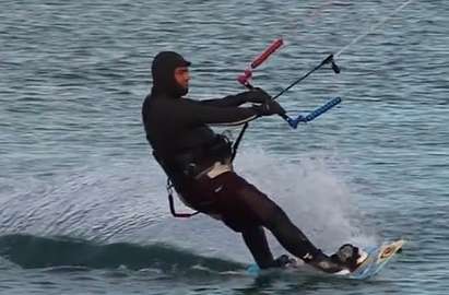 Загиналият сърфист Красимир Гюров майсторски прелитал над вълнолома в Сарафово, бил ненадминат, вижте скока му (ВИДЕО)