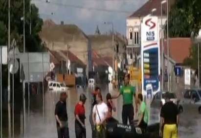 44 са жертвите от потопа на Балканите, Белград се подготвя да посрещне нова приливна вълна