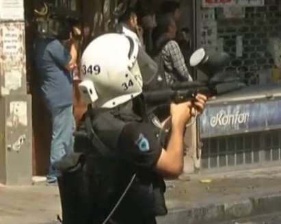 Полицаи стрелят по протестиращите в Истанбул, един убит и десетки ранени