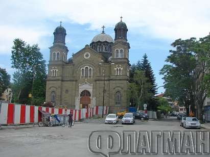 Спешно обследват катедралния храм "Св.св.Кирил и Методий" в Бургас след днешния трус